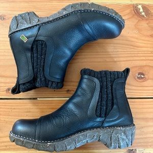 NE23 Yggdrasil Natural Grain Black Chelsea El Naturalista Boots.
